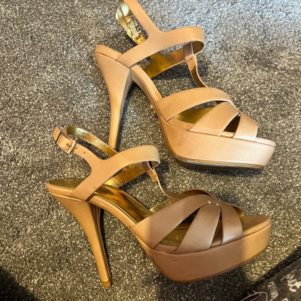 Thalia Sodi nude heels